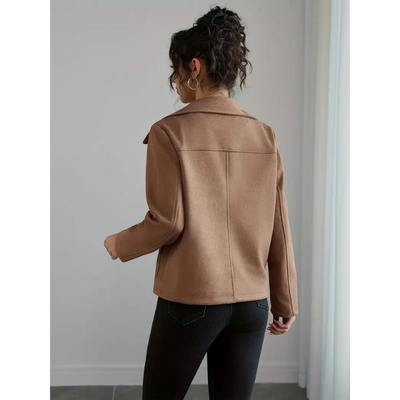 Braune Damenjacke mit Knopfverschluss und Kontrastknöpfen