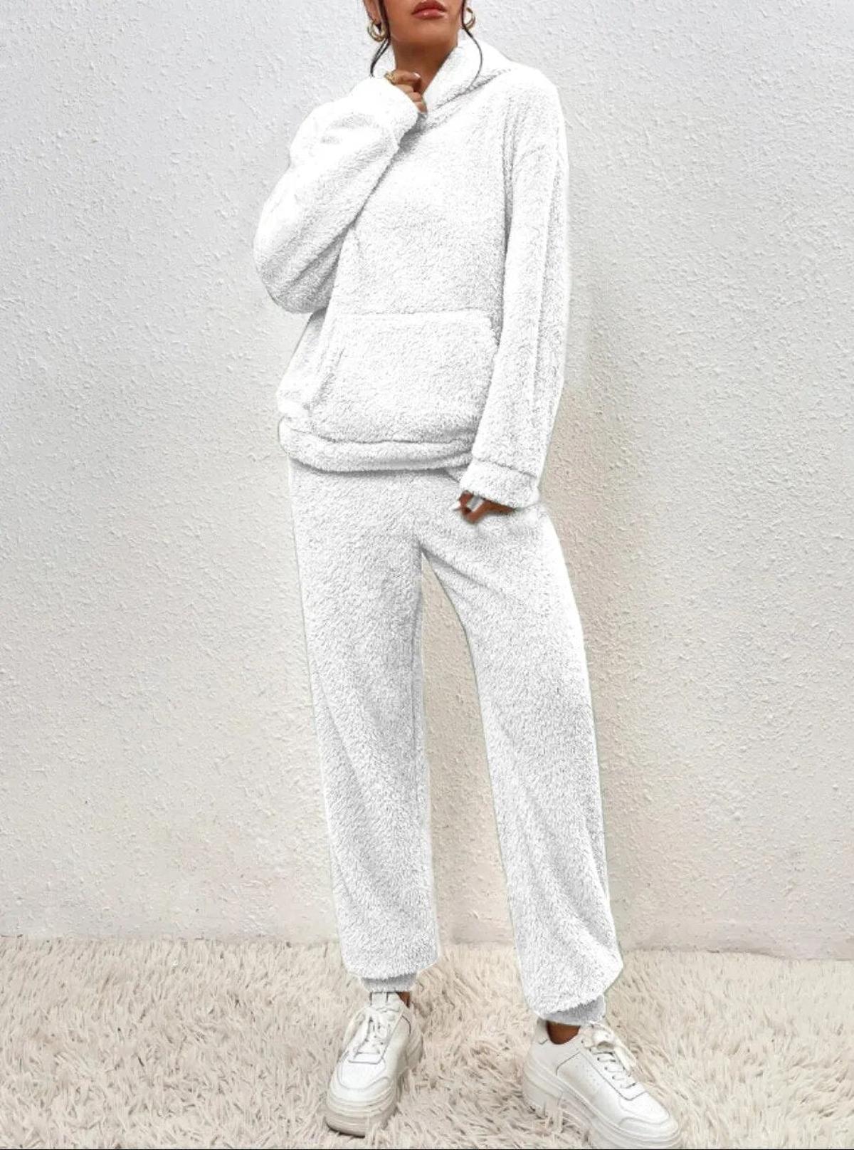Frauen Fleece Set – Kuscheliger Hoodie und Hose für die Winterzeit
